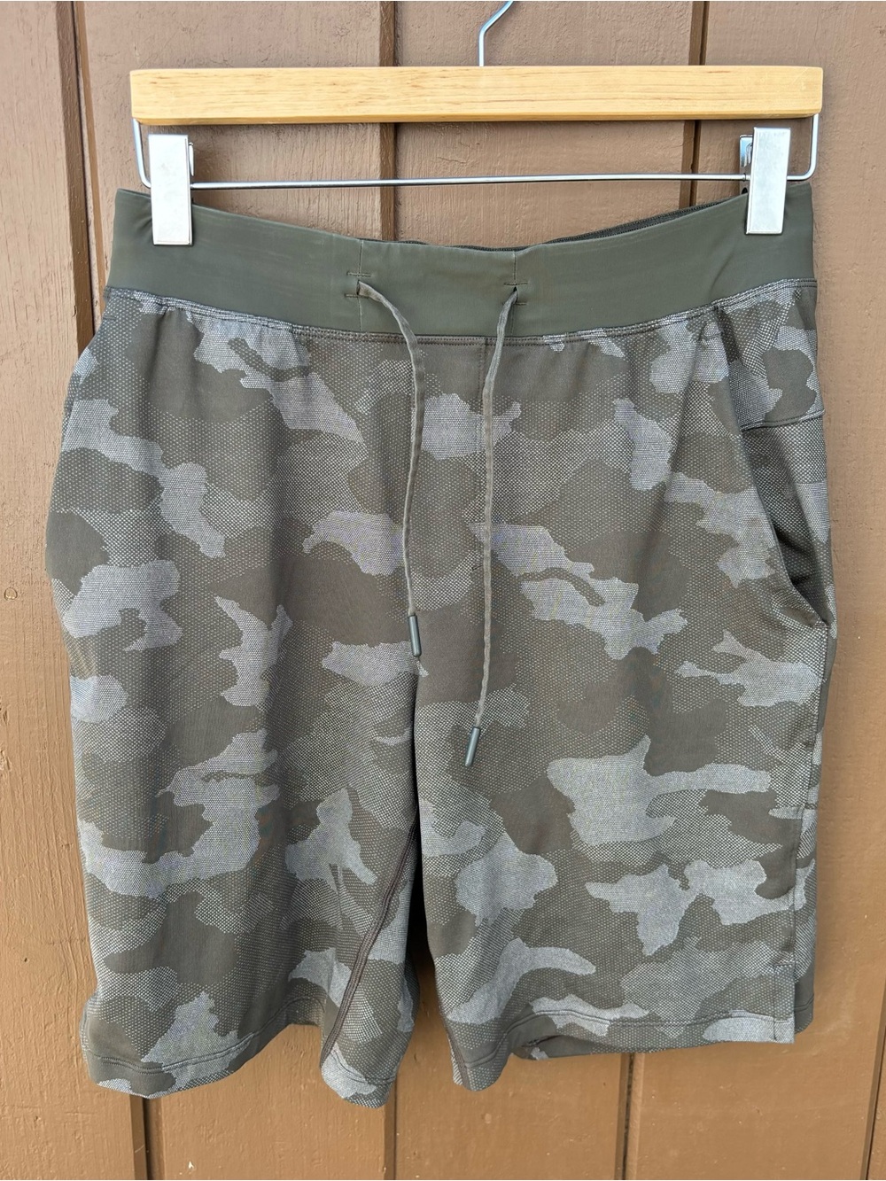 Lululemon T.H.E. Short Men’s Size M Green Camo Print UnLined Zip Pocket 9”